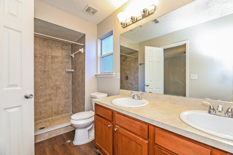 2,025/Mo, 2863 Sandy Beach Ln Jacksonville, FL 32277 Main Bathroom View