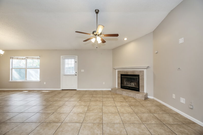 2,340/Mo, 9202 Dale View Ln W Jacksonville, FL 32225 Living Room View 2