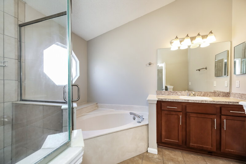 2,340/Mo, 9202 Dale View Ln W Jacksonville, FL 32225 Main Bathroom View