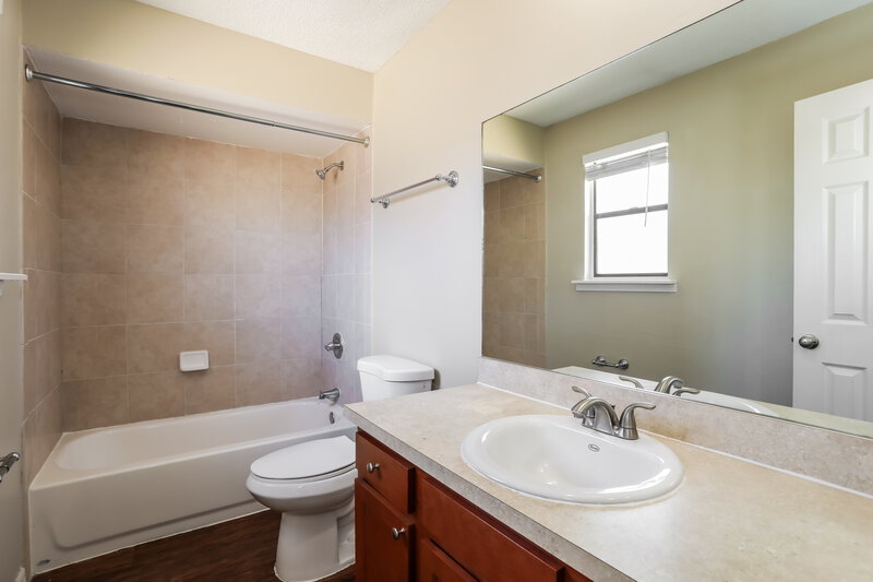 2,180/Mo, 11041 Losco Jct Dr Jacksonville, FL 32257 Main Bathroom View
