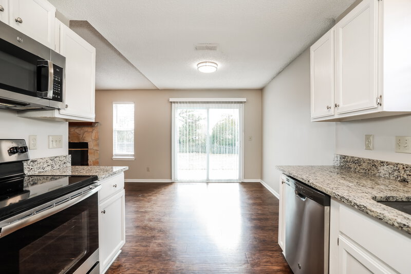 1,615/Mo, 7416 Cinnamon Lakes Dr Jacksonville, FL 32244 Kitchen View