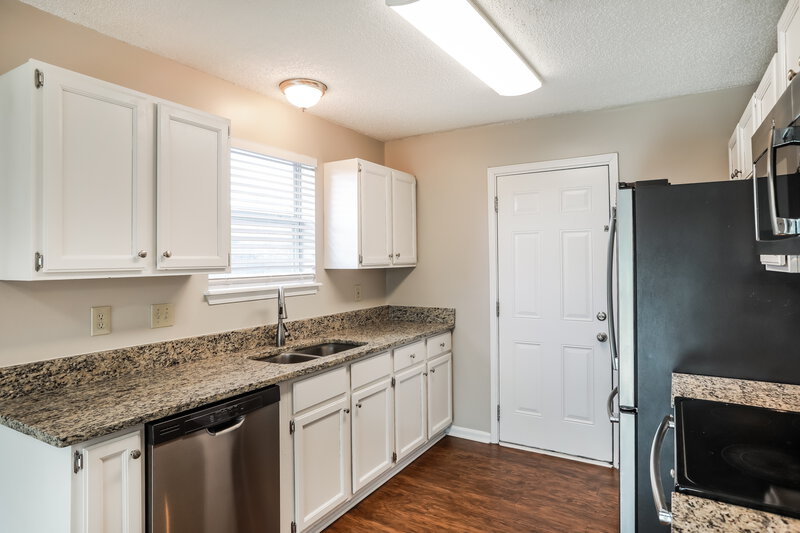 1,615/Mo, 7416 Cinnamon Lakes Dr Jacksonville, FL 32244 Kitchen View 2