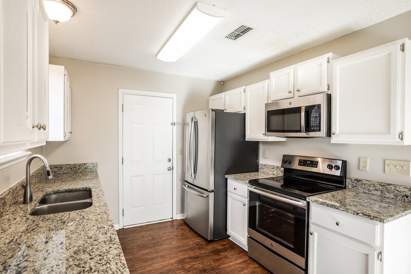 1,615/Mo, 7416 Cinnamon Lakes Dr Jacksonville, FL 32244 Kitchen View 3