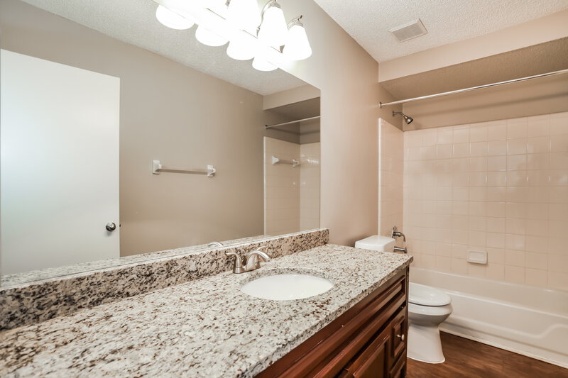 1,615/Mo, 7416 Cinnamon Lakes Dr Jacksonville, FL 32244 Main Bathroom View