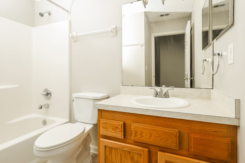 2,130/Mo, 7811 Invermere Blvd N Jacksonville, FL 32244 Bathroom View