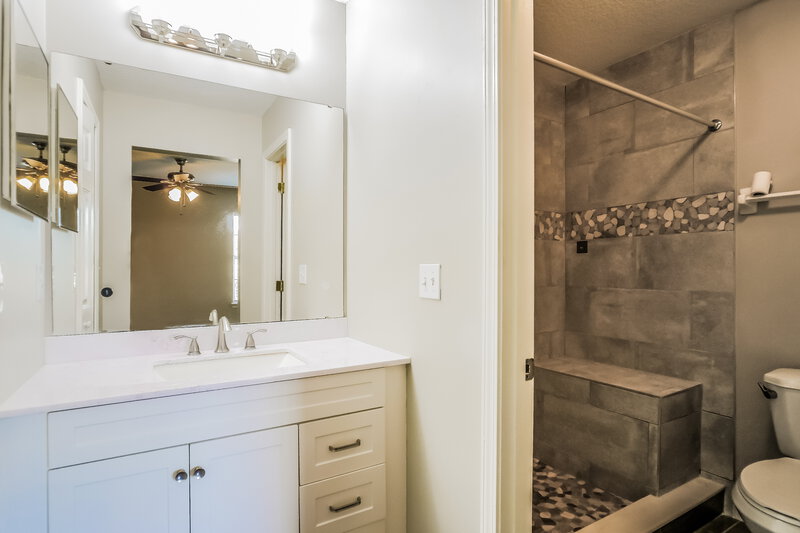 2,225/Mo, 11132 Coldfield Dr Jacksonville, FL 32246 Main Bathroom View
