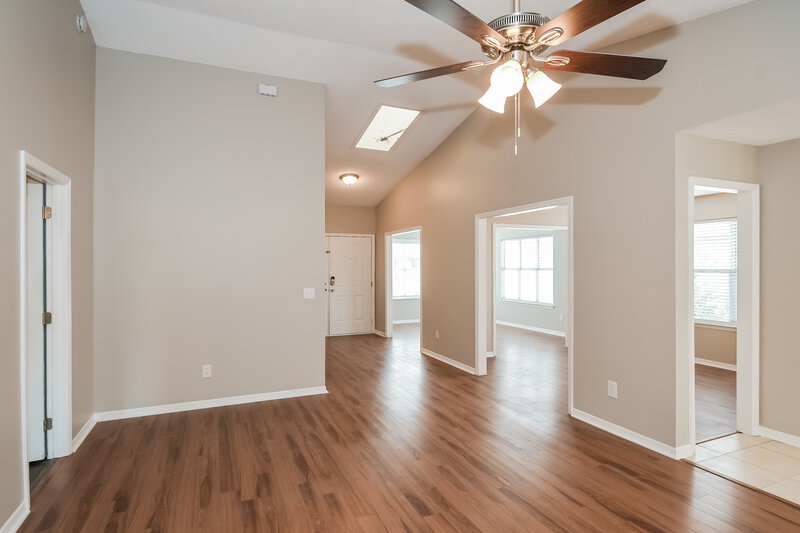 1,690/Mo, 8773 Spring Harvest Ln E Jacksonville, FL 32244 Living Room View 2