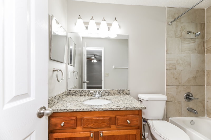 1,790/Mo, 10871 Copper Creek Ct Jacksonville, FL 32218 Main Bathroom View