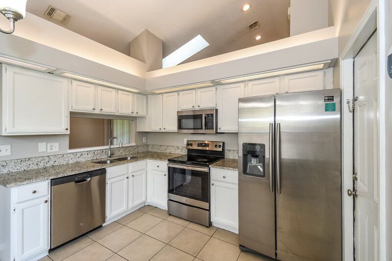 1,910/Mo, 7726 Mistwood Cir W Jacksonville, FL 32244 Kitchen View 2