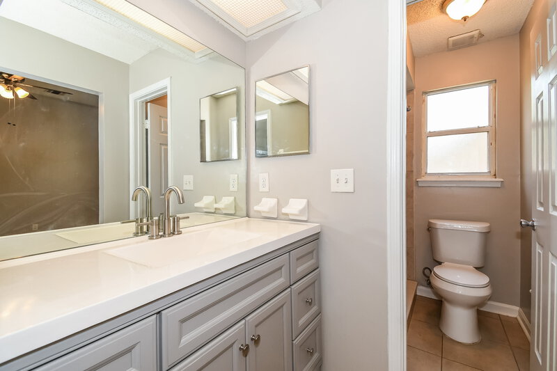 1,910/Mo, 7726 Mistwood Cir W Jacksonville, FL 32244 Main Bathroom View