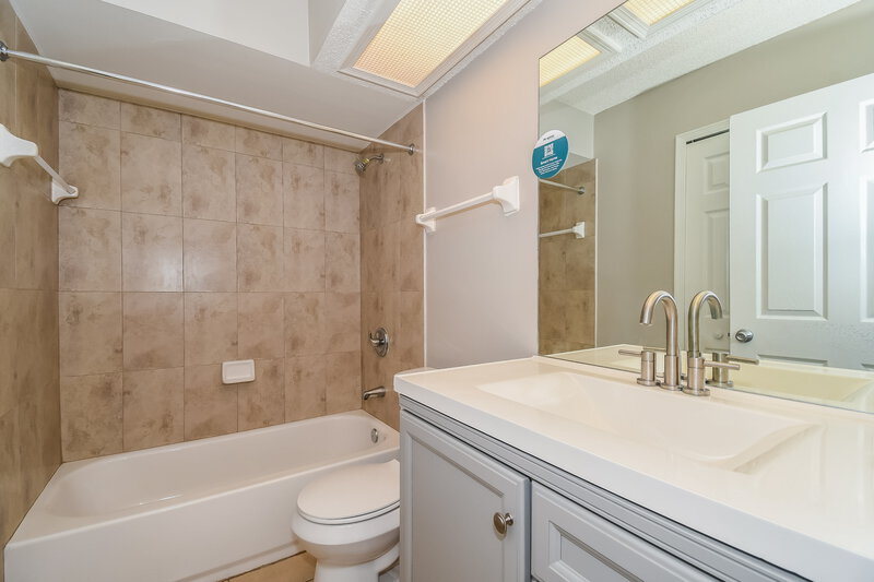 1,910/Mo, 7726 Mistwood Cir W Jacksonville, FL 32244 Bathroom View