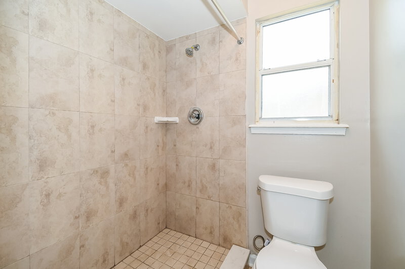 1,910/Mo, 7726 Mistwood Cir W Jacksonville, FL 32244 Bathroom View 2