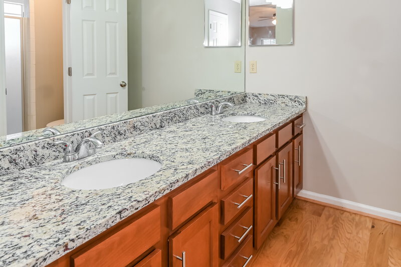 1,880/Mo, 5421 Cumberland Forest Ln Jacksonville, FL 32257 Main Bathroom View
