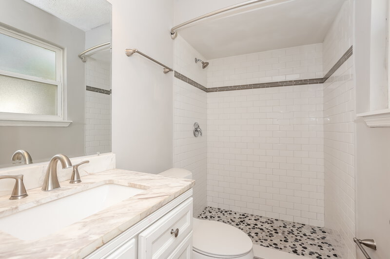 2,220/Mo, 3695 Deer Crossing Pl Jacksonville, FL 32257 Main Bathroom View