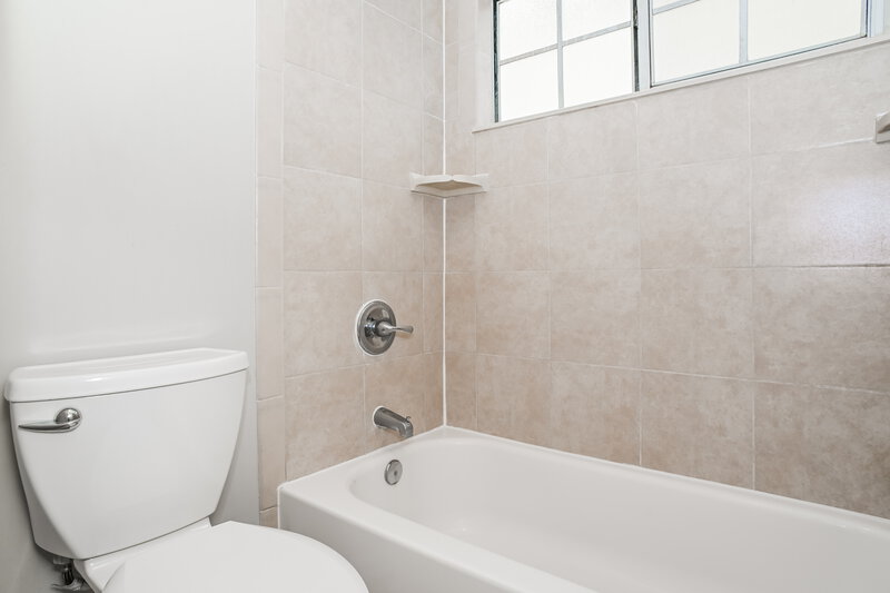 2,690/Mo, 9552 Glenn Abbey Way Jacksonville, FL 32256 Main Bathroom View 2