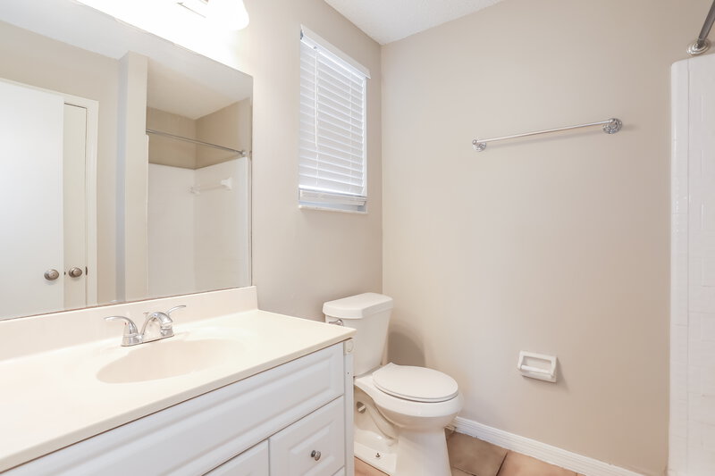 1,735/Mo, 8642 Bluebell Ln Jacksonville, FL 32244 Main Bathroom View
