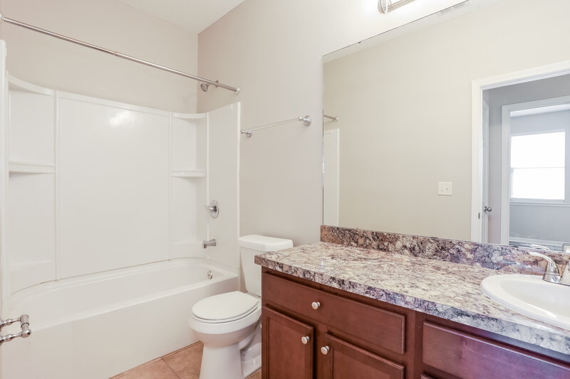 3,220/Mo, 11876 W Carson Lake Dr Jacksonville, FL 32221 Bathroom View