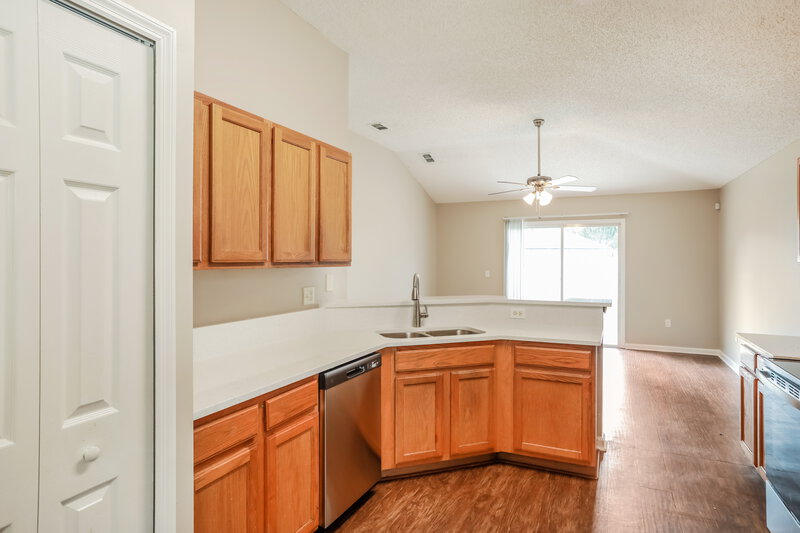 1,920/Mo, 9430 Daniels Mill Dr Jacksonville, FL 32244 Kitchen View