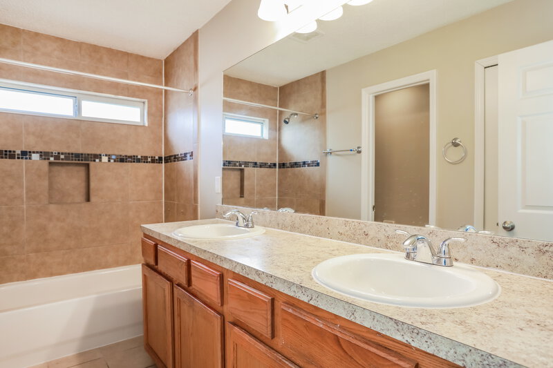 1,920/Mo, 9430 Daniels Mill Dr Jacksonville, FL 32244 Main Bathroom View