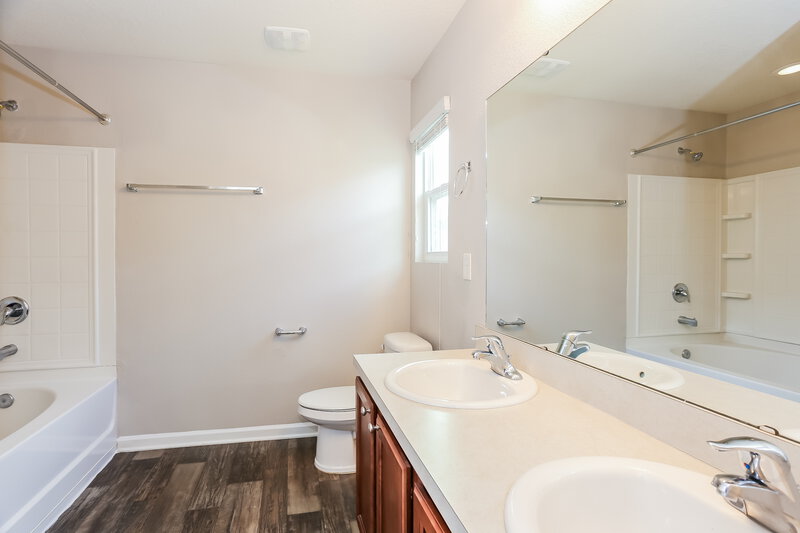2,000/Mo, 2067 Tyson Lake Dr Jacksonville, FL 32221 Main Bathroom View
