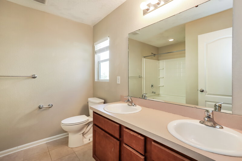 1,840/Mo, 2236 Crystal Cove Dr Green Cove Springs, FL 32043 Main Bathroom View