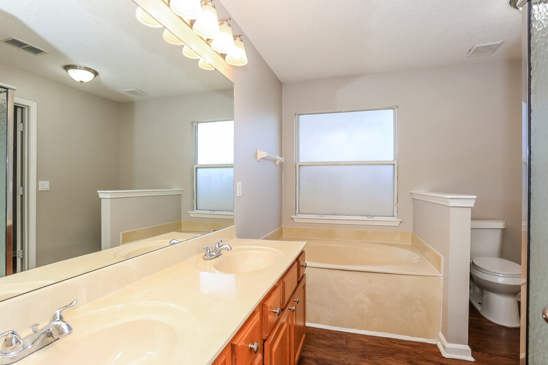 1,870/Mo, 3871 Ringneck Dr Jacksonville, FL 32226 Main Bathroom View