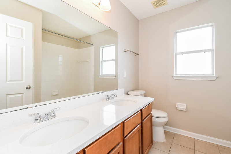 2,215/Mo, 9286 Hawkeye Dr Jacksonville, FL 32221 Bathroom View