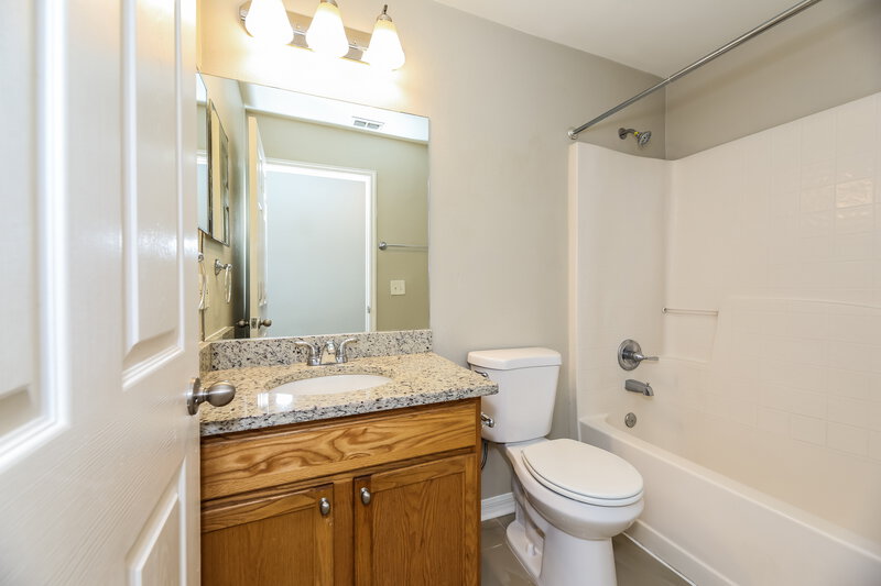 2,000/Mo, 10373 Marsh Hawk Dr Jacksonville, FL 32218 Bathroom View