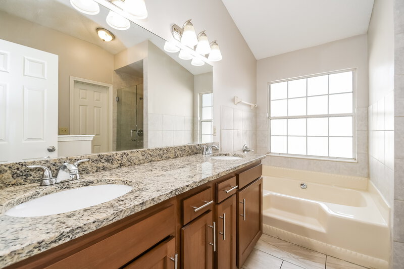 1,830/Mo, 1659 Spring Oaks Ln Jacksonville, FL 32221 Main Bathroom View