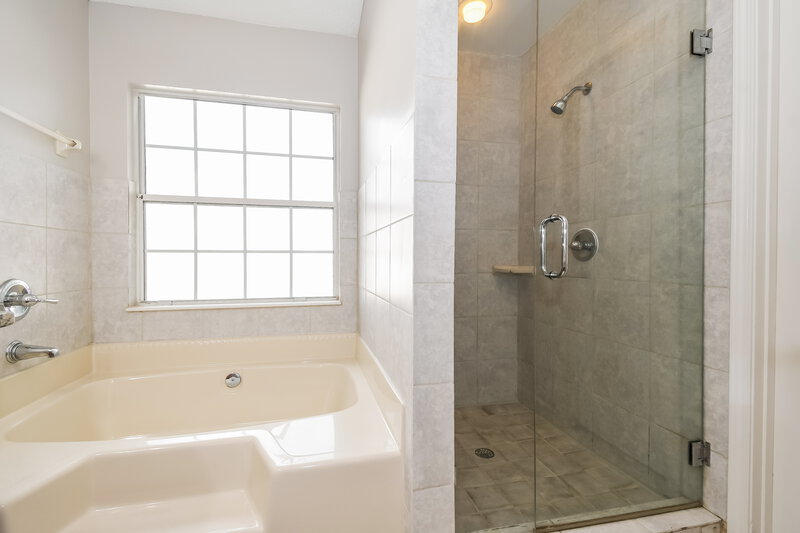 1,830/Mo, 1659 Spring Oaks Ln Jacksonville, FL 32221 Main Bathroom View 2