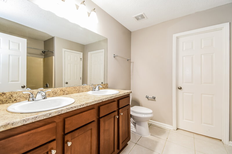 1,720/Mo, 2427 Brian Lakes Dr E Jacksonville, FL 32221 Main Bathroom View