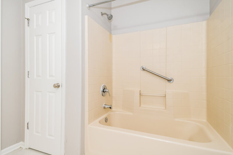 1,720/Mo, 2427 Brian Lakes Dr E Jacksonville, FL 32221 Main Bathroom View 2