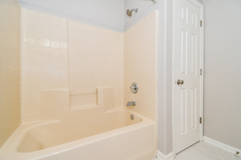 1,720/Mo, 2427 Brian Lakes Dr E Jacksonville, FL 32221 Bathroom View 2