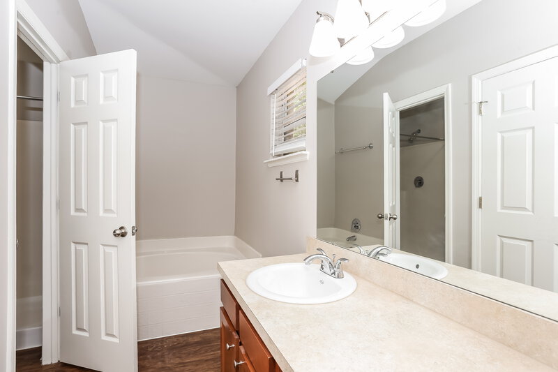 1,720/Mo, 7397 Prosperity Park Rd N Jacksonville, FL 32244 Main Bathroom View