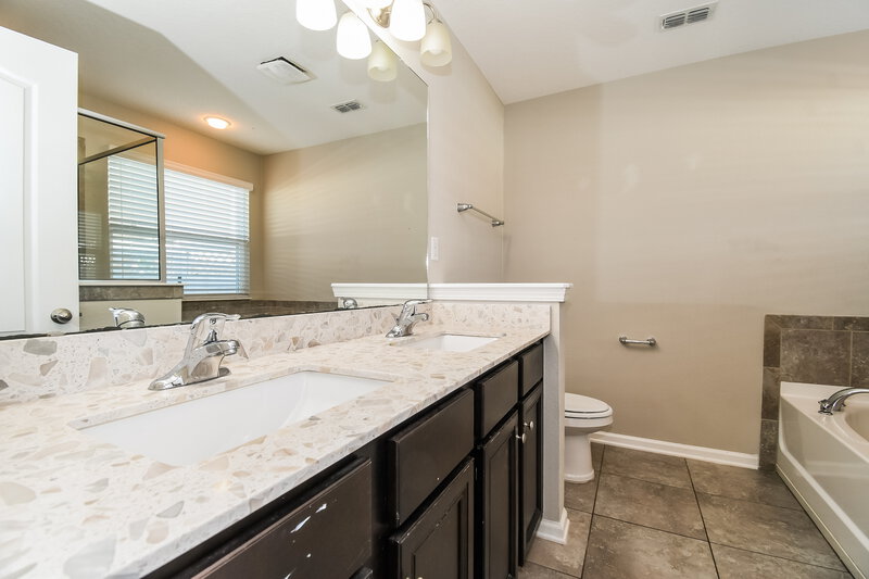 2,025/Mo, 869 Glendale Ln Orange Park, FL 32065 Main Bathroom View 2