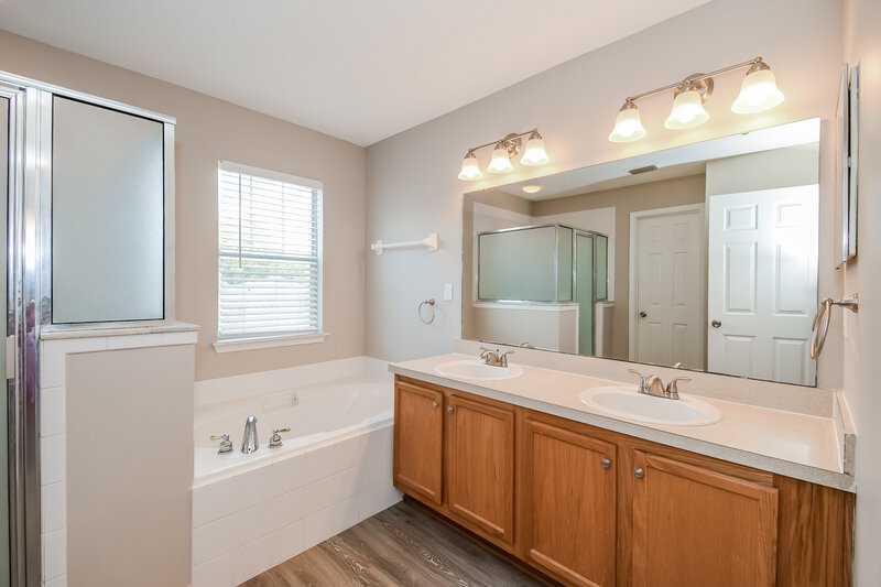 2,275/Mo, 651 Spanish Wells Rd Jacksonville, FL 32218 Main Bathroom View