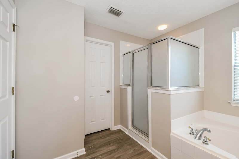 2,275/Mo, 651 Spanish Wells Rd Jacksonville, FL 32218 Main Bathroom View 2