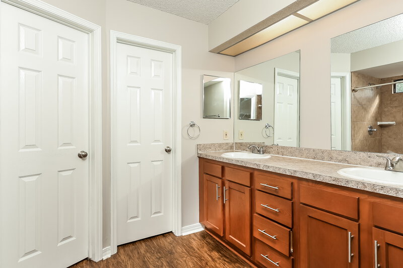 1,970/Mo, 8315 Crosswind Rd Jacksonville, FL 32244 Main Bathroom View
