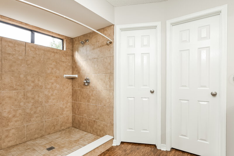 1,970/Mo, 8315 Crosswind Rd Jacksonville, FL 32244 Main Bathroom View 2