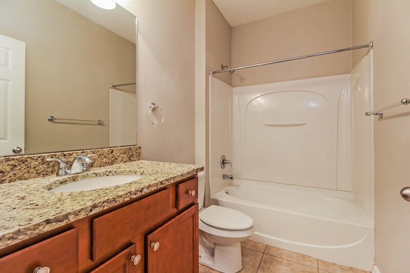 2,800/Mo, 1381 Azteca Dr Jacksonville, FL 32218 Bathroom View