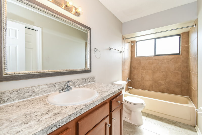 2,115/Mo, 3164 Sanderling Ct Middleburg, FL 32068 Main Bathroom View