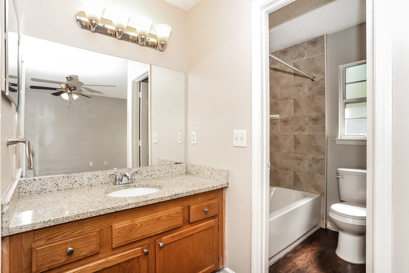 2,640/Mo, 7810 Spring Branch Dr S Jacksonville, FL 32221 Main Bathroom View