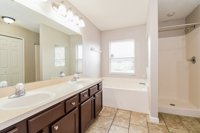 2,690/Mo, 8706 Star Leaf Rd N Jacksonville, FL 32210 Main Bathroom View