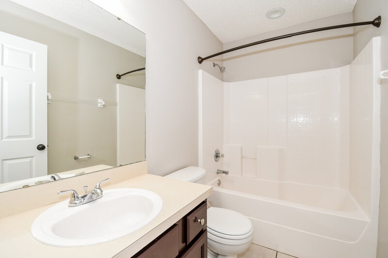 2,690/Mo, 8706 Star Leaf Rd N Jacksonville, FL 32210 Bathroom View