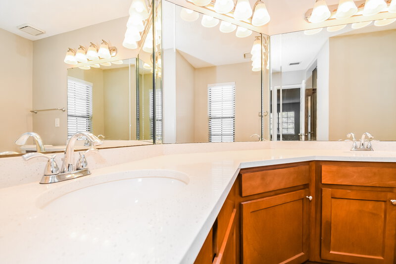 1,980/Mo, 8385 Chason Rd W Jacksonville, FL 32244 Main Bathroom View