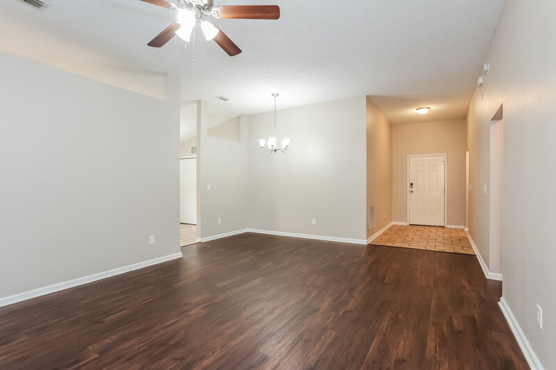 2,015/Mo, 8628 Springtree Rd Jacksonville, FL 32210 Living Room View