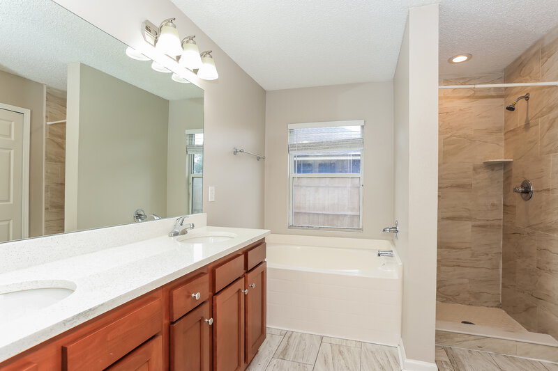 2,015/Mo, 8628 Springtree Rd Jacksonville, FL 32210 Main Bathroom View