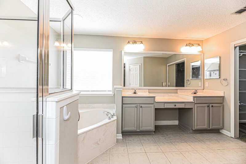 2,120/Mo, 301 N Lake Cunningham Ave Saint Johns, FL 32259 Main Bathroom View