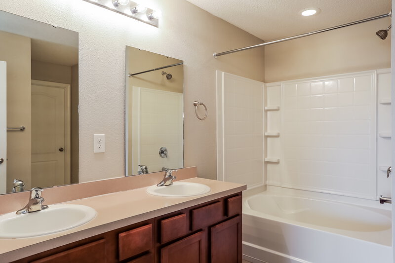 1,915/Mo, 3251 Canyon Falls Dr Green Cove Springs, FL 32043 Main Bathroom View
