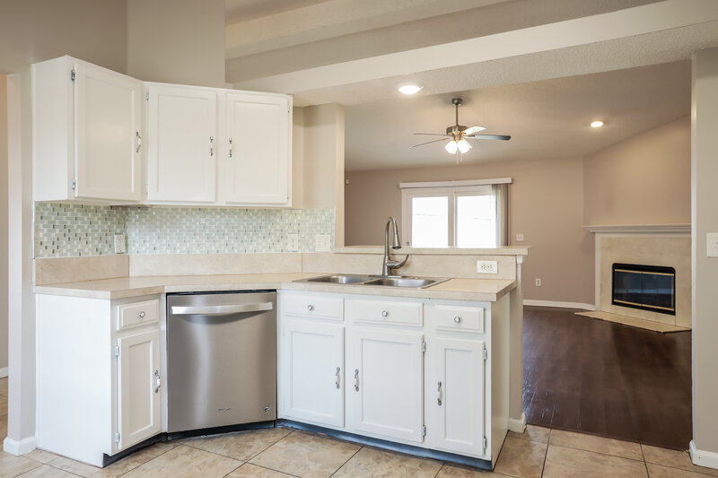 1,670/Mo, 2964 Biloxi Trl Middleburg, FL 32068 Kitchen View 2